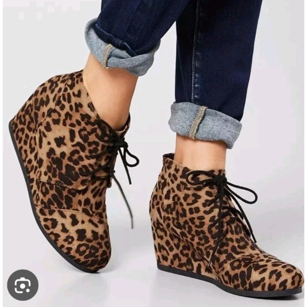 NWOB City Classified Women's 8 Ankle Boots Wedge Heel Cheetah Print Lace Up Boho